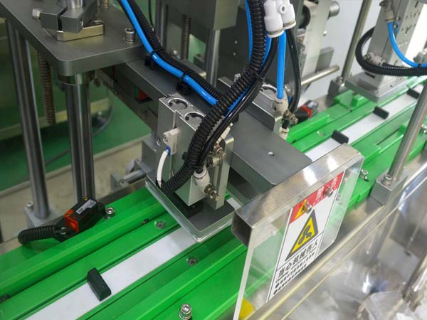 冠鸿智能灌装机贴标机在赛普生物实现自动化生产和降低成本000